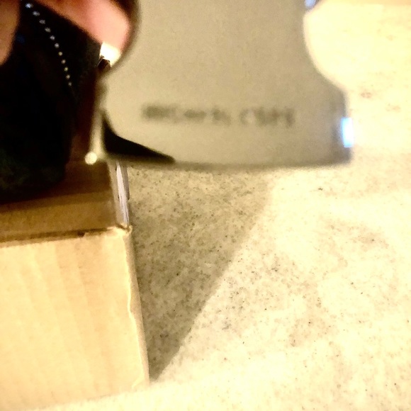 Micheal Kors Large Fanny Pack - Picture 4 of 10